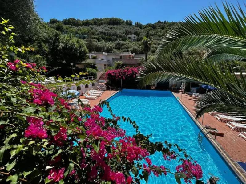 Un Paradiso A Sorrento Con Piscina Massa Lubrense Bagian luar foto